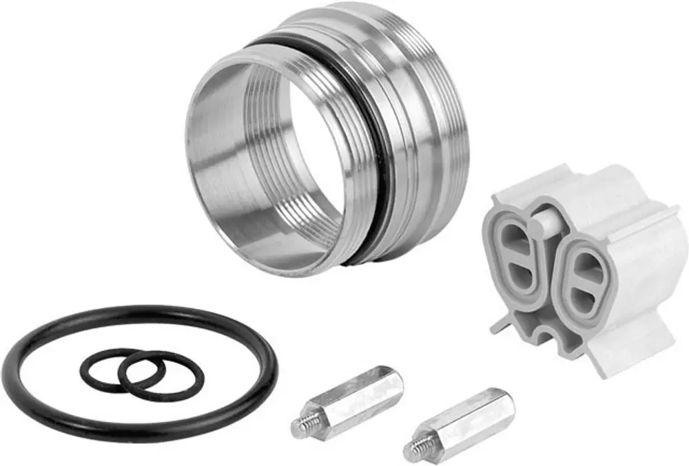 Set mit Verlängerungsteilen von Ideal Standard, bestehend aus einer Metallhülse, O-Ringen, Montagebolzen und einem Steckverbinder.